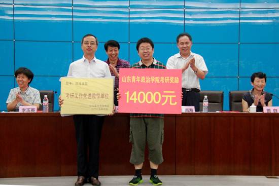 说明: C:\Users\Administrator\Desktop\2015.06.19 2011级本科生考研工作总结暨表彰大会新闻稿\_MG_0893.JPG