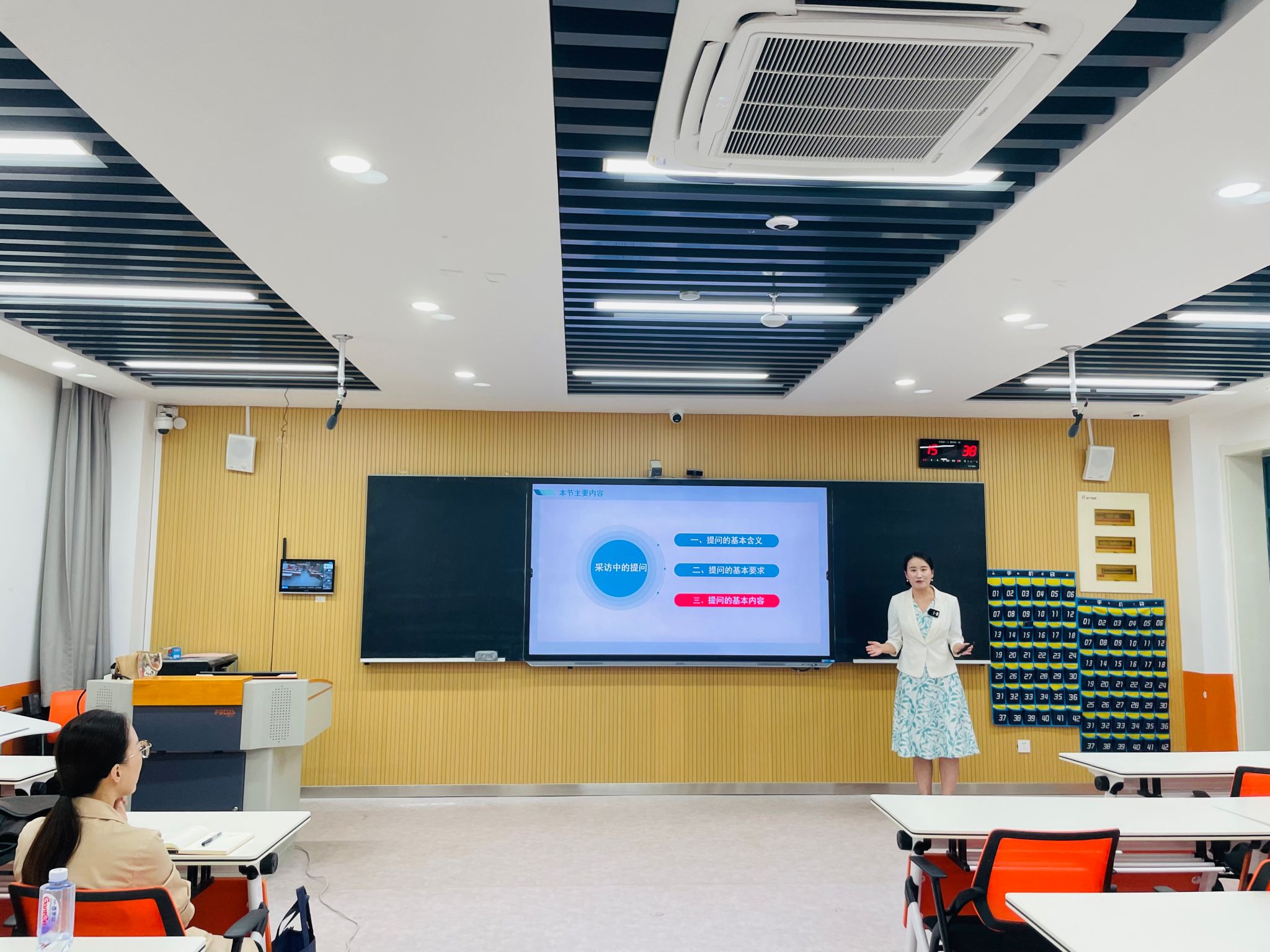 “课程思政示范课”教学展示暨课程思政教学能力提升系列培训活动(第六期)顺利开展