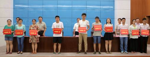 说明: C:\Users\yin\Desktop\2014.7.1首届本科生考研工作总结暨表彰大会 新闻照\IMG_8632.JPG